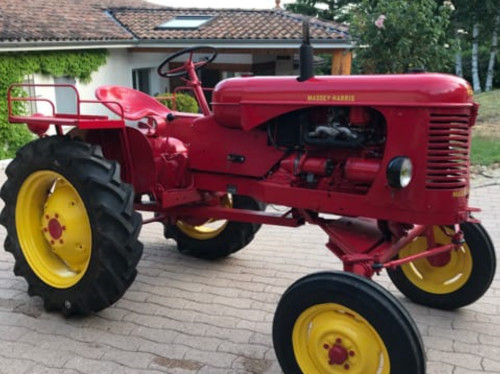 Un tracteur pour un centre de formation au Bénin