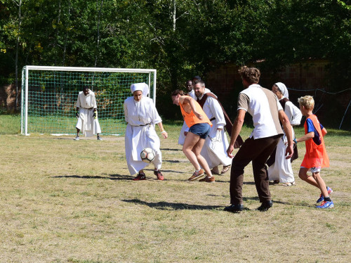 Un terrain de foot pour la mission ! 