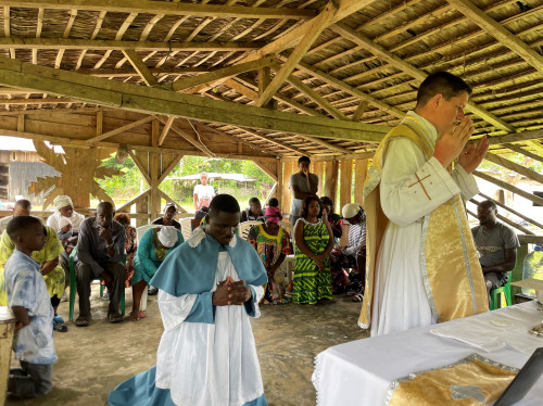 Mission au Gabon : construire une chapelle au cœur de la forêt équatoriale avec l'Institut du Christ Roi !