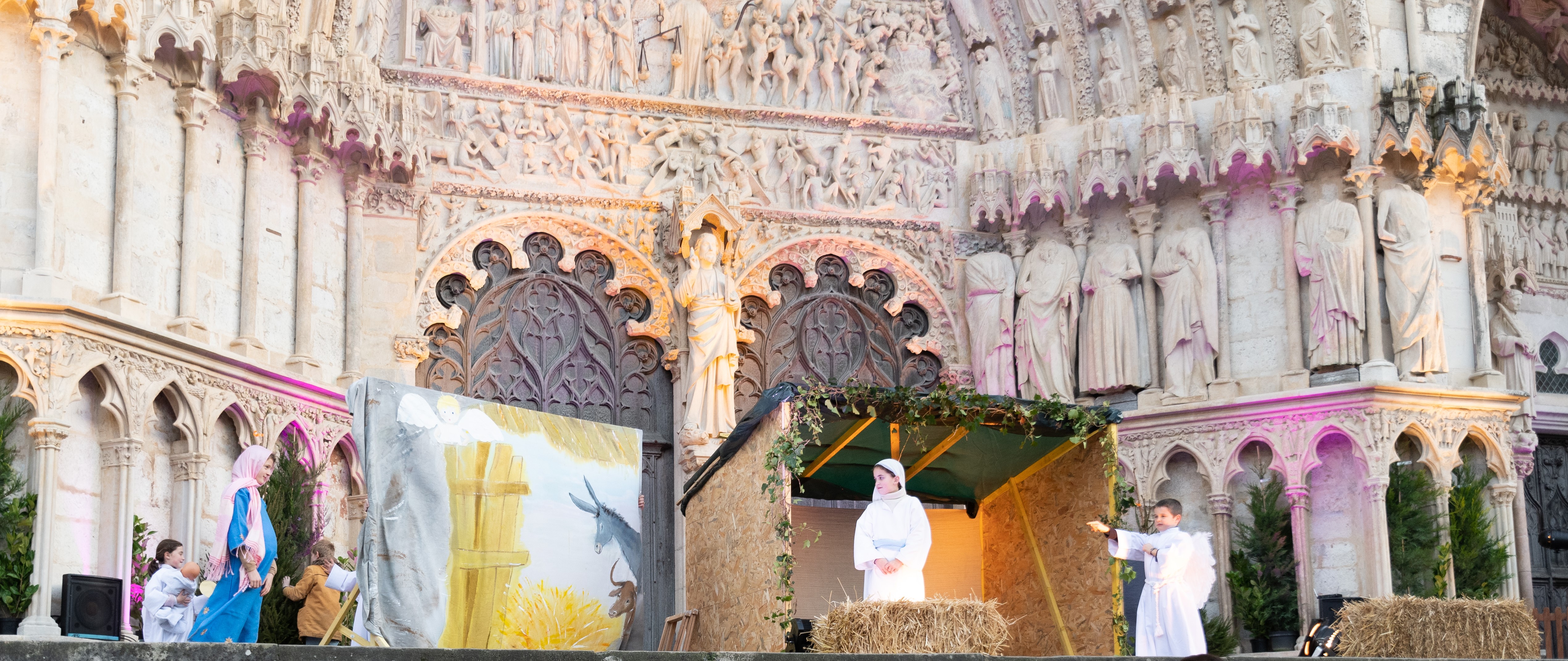 Paroisse Saint-Guillaume : Une crèche vivante pour évangéliser devant la cathédrale de Bourges