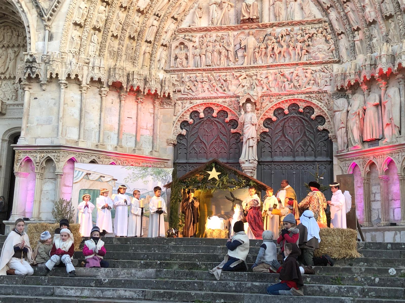 Une Crèche vivante pour évangéliser devant la cathédrale de Bourges 