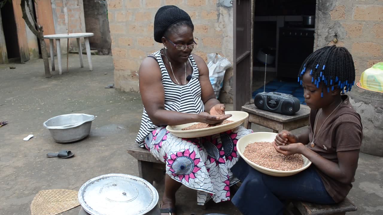 femme cuisinant et écoutant la radio