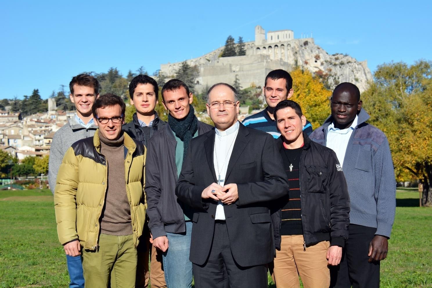 Mgr Naud évêque de Digne et ses séminaristes