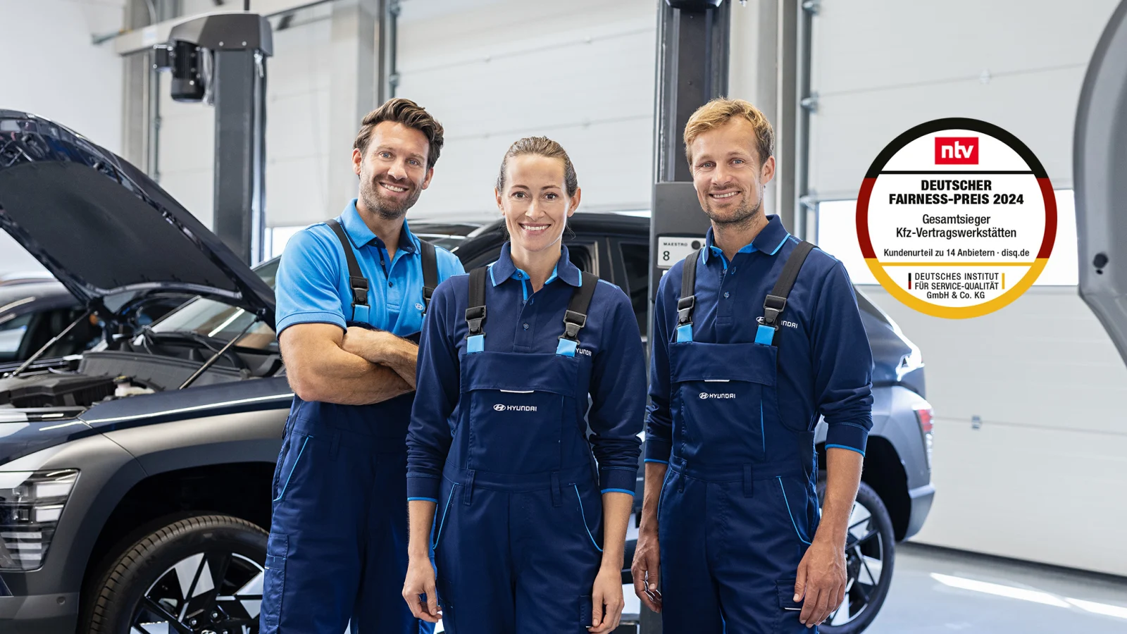 Drei Hyundai Servicemitarbeiter stehen in einer Werkstatt vor einem Hyundai mit geöffneter Motorhaube.