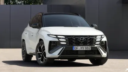 Hyundai TUCSON, der vor einem modernen Wohnbungalow parkt.