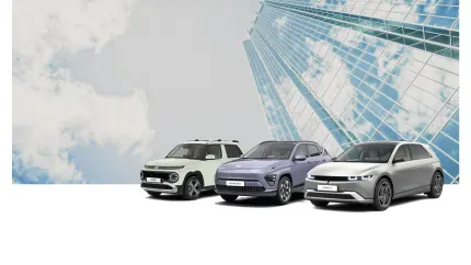 Drei Hyundai Elektrofahrzeuge – INSTER, KONA Elektro und IONIQ 5 – vor einem modernen Hochhaus mit Glasfassade und Himmelsspiegelung.