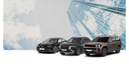 Drei Hyundai Elektrofahrzeuge – IONIQ 6, TUCSON Plug-in-Hybrid und SEVEN Concept – stehen nebeneinander vor einem Hochhaus mit Glasfassade und Himmelspiegelung.