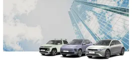 Drei Hyundai Elektrofahrzeuge – INSTER, KONA Elektro und IONIQ 5 – vor einem modernen Hochhaus mit Glasfassade und Himmelsspiegelung.