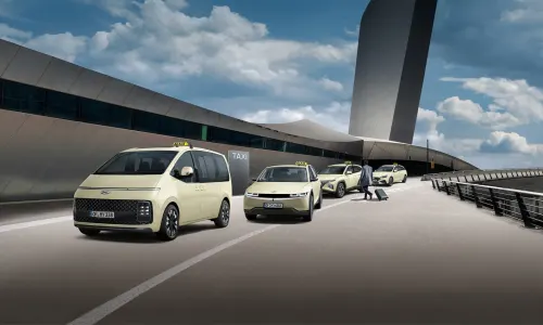 Verschiedene Hyundai Modelle als Taxi am Taxistand eines modernen Gebäudes. 