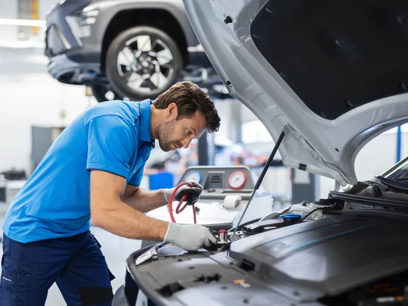 Ein Hyundai Servicemitarbeiter überprüft die Batterie eines Hyundai.