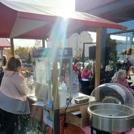 Bratwurst, Waffeln, Nachos & Getränke