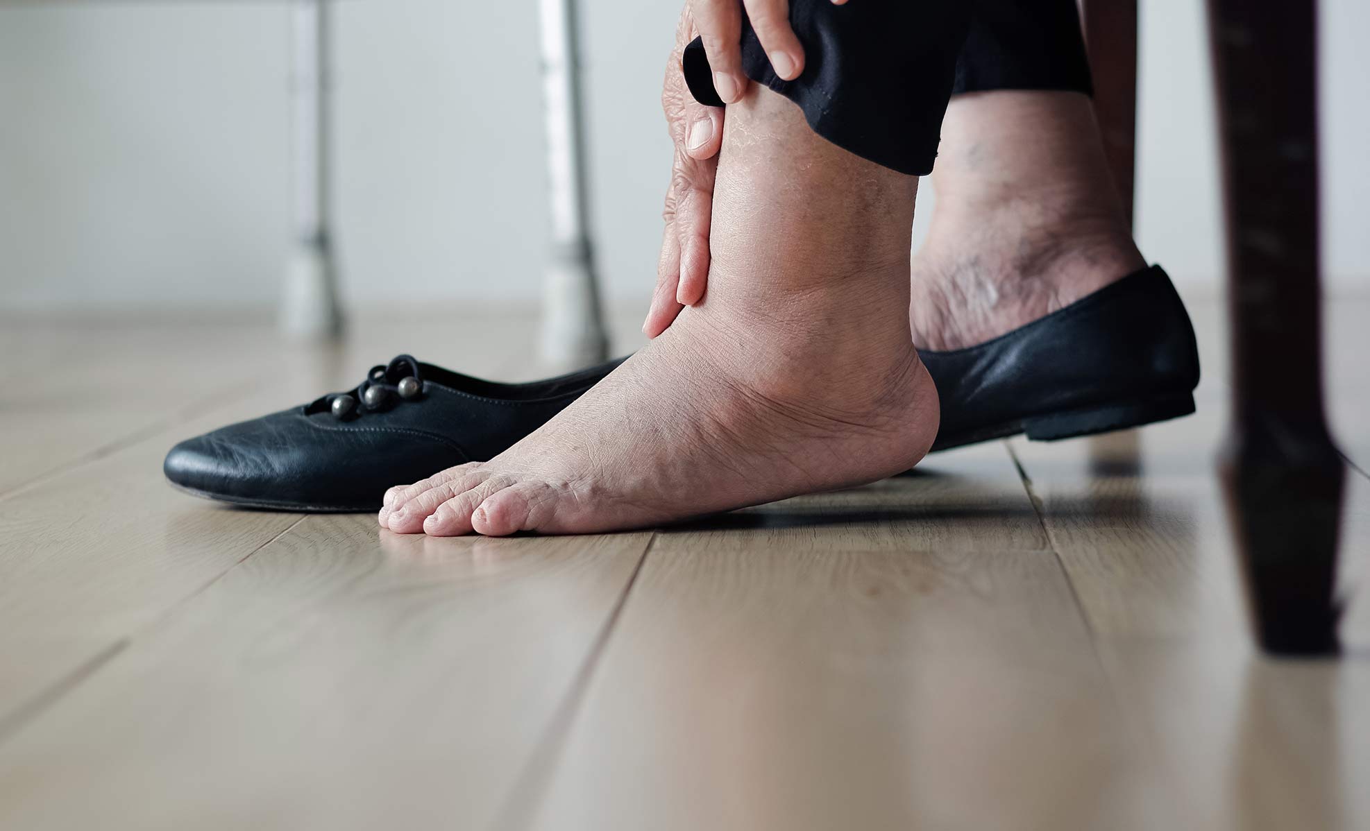 swollen foot pain swollen foot pain