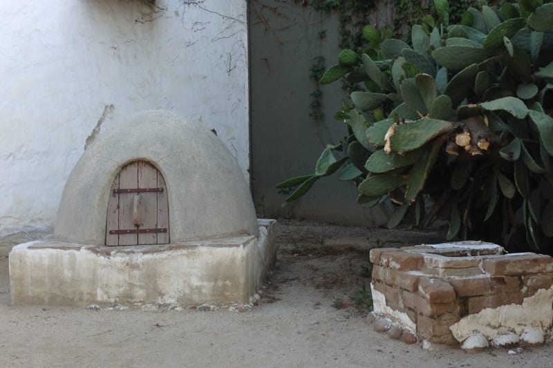 NO. 866 LUÍS MARÍA PERALTA ADOBE - Oven