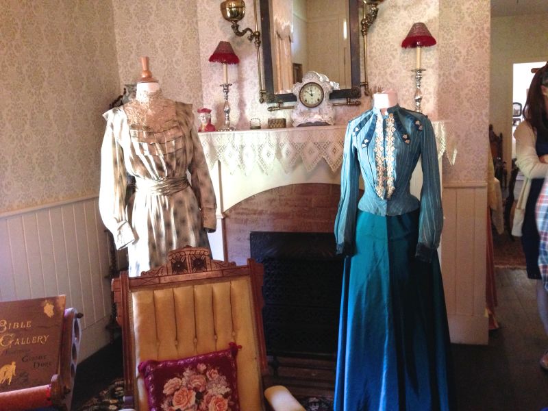 NO. 659 STAGECOACH INN - Parlor