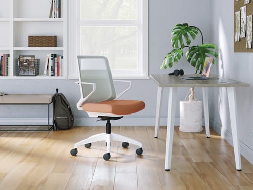 Cliq chair with Voi desk.