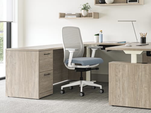 10500 Series U-shaped desk with height-adjustable worksurface.