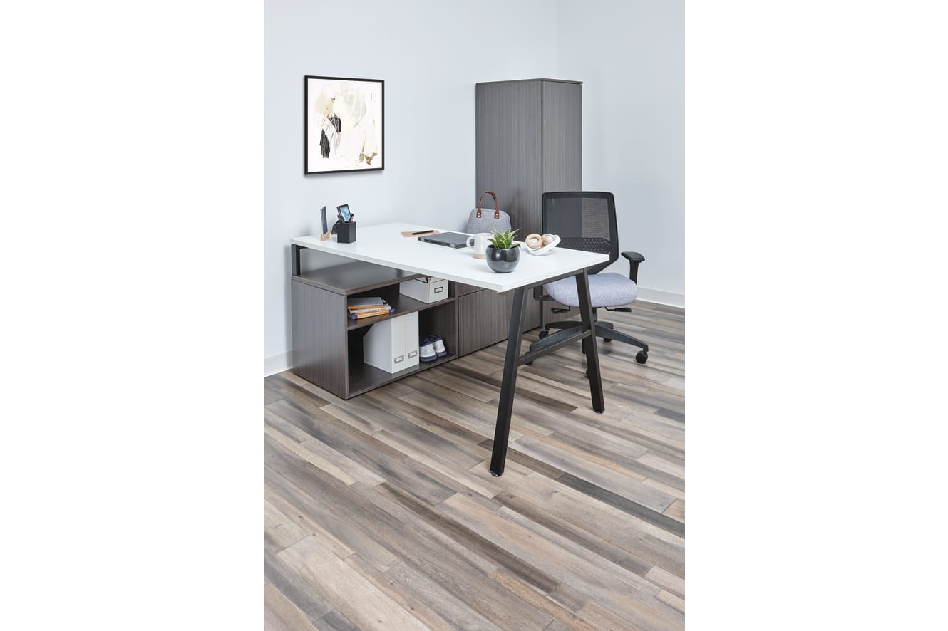 Mod desk in Slate Teak laminate with Solve seating.