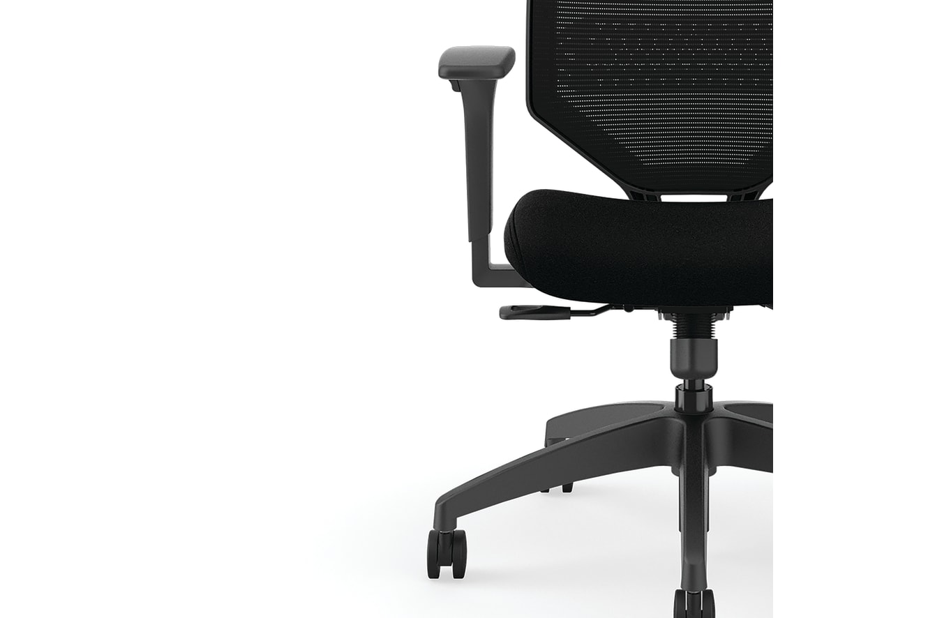 Solve mesh task chair in Black