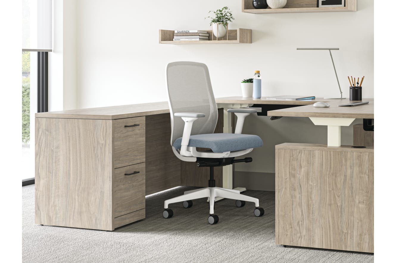 10500 Series U-shaped desk with height-adjustable worksurface.