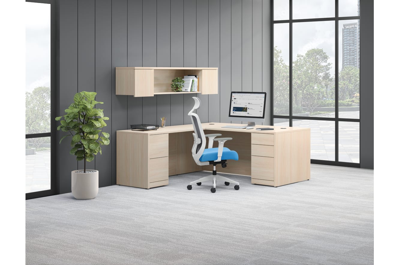 10500 Series L station with Altern Task Chair.