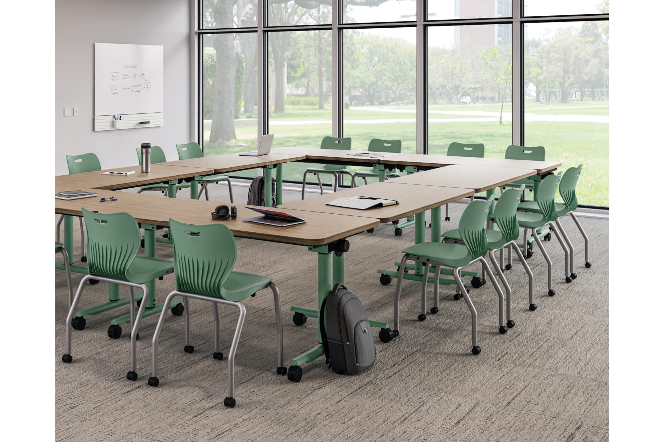 Higher education classroom featuring SmartLink chairs and Field Trip tables.