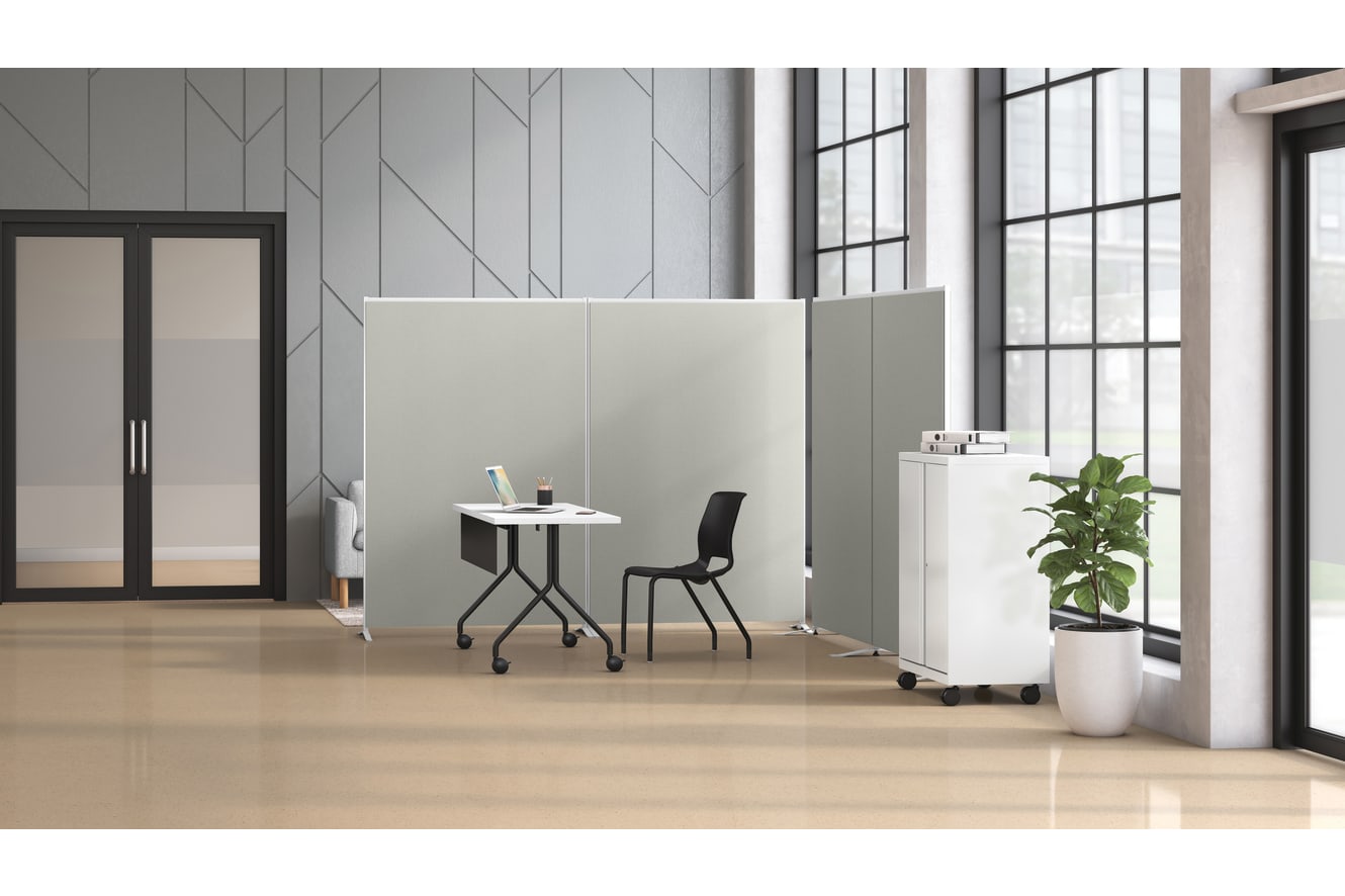 Verse panel system with a Between rectangle table and Motivate 4-leg chair.
