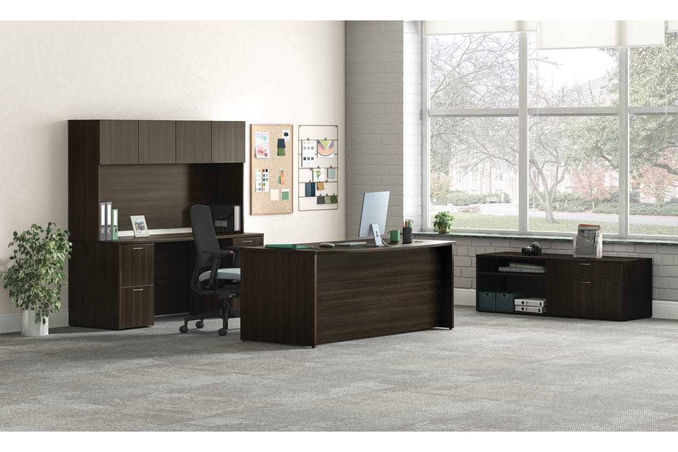 Mod desk with Nucleus seating.