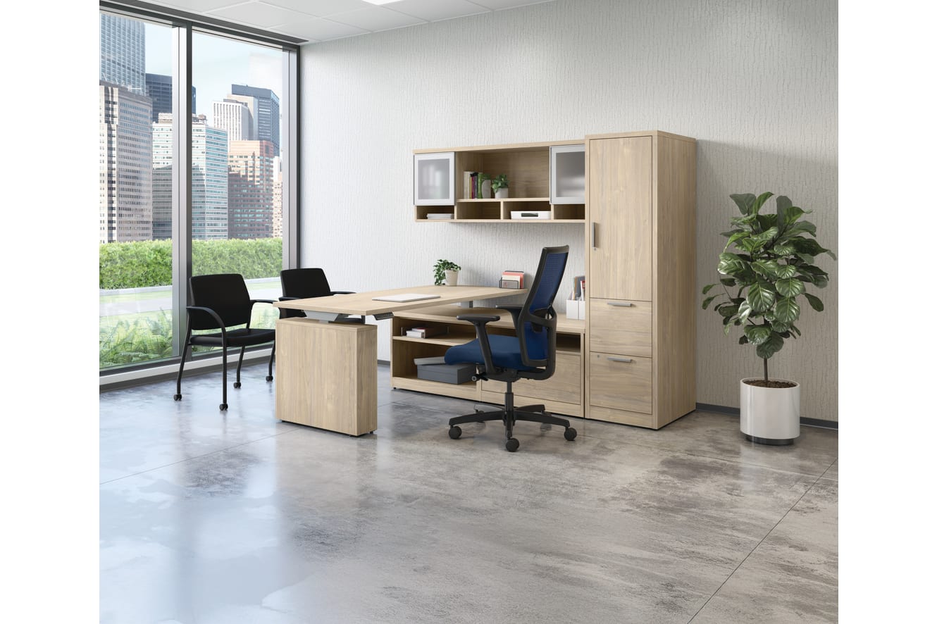 10500 Series Executive workstation with Ignition Task Chair and Multipurpose chairs. 