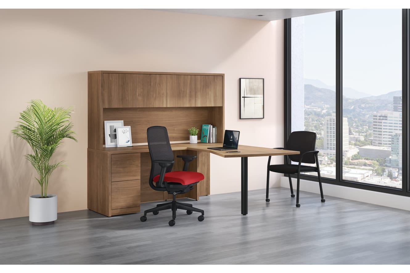 10500 Series L station with Nucleus Task Chair and Ignition Multipurpose chair.