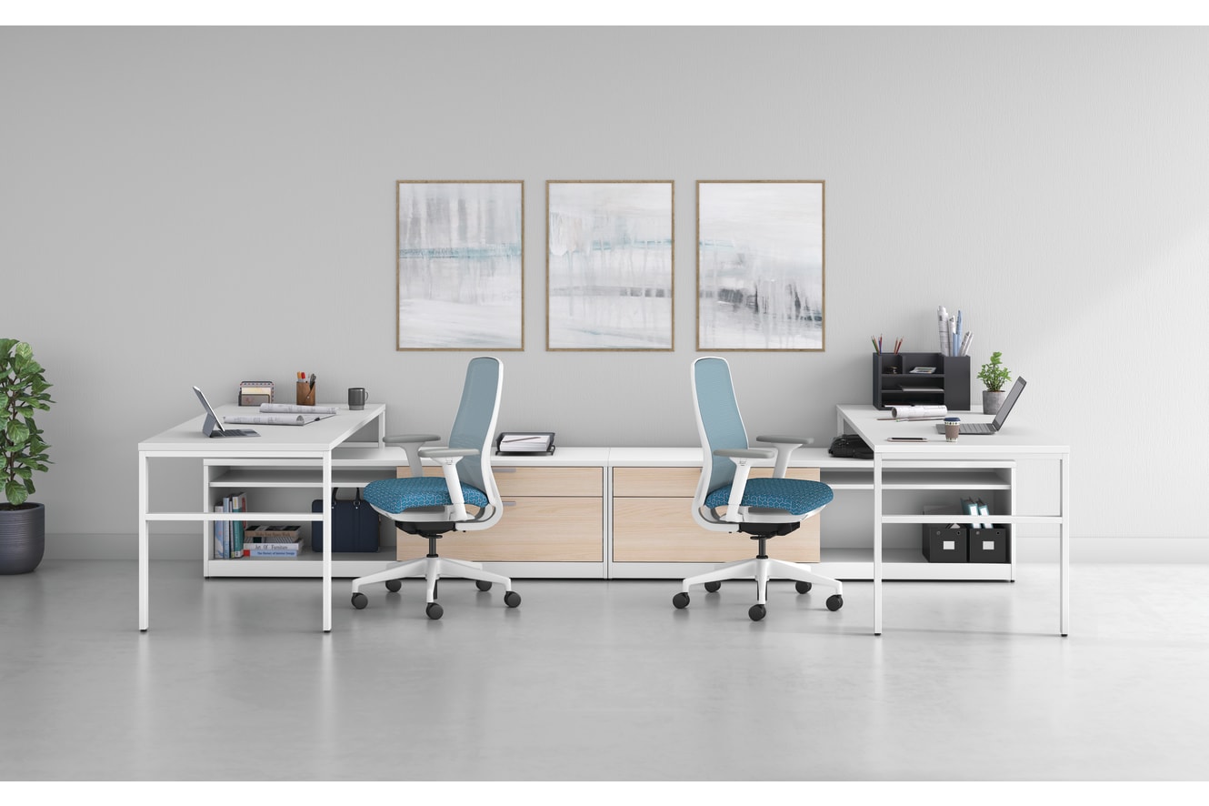 A shared 10500 Series workstation featuring Nucleus task seating.