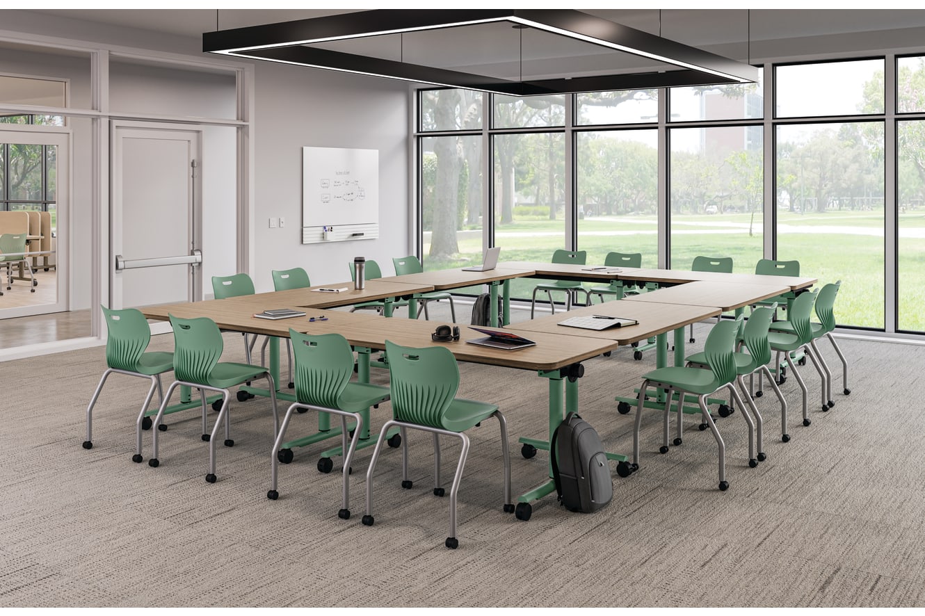 Higher education classroom featuring SmartLink chairs and Field Trip tables.