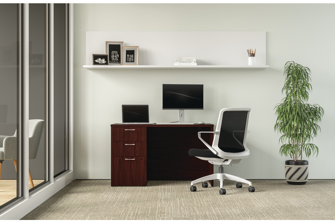 Mod in Traditional Mahogany with Cliq task chair