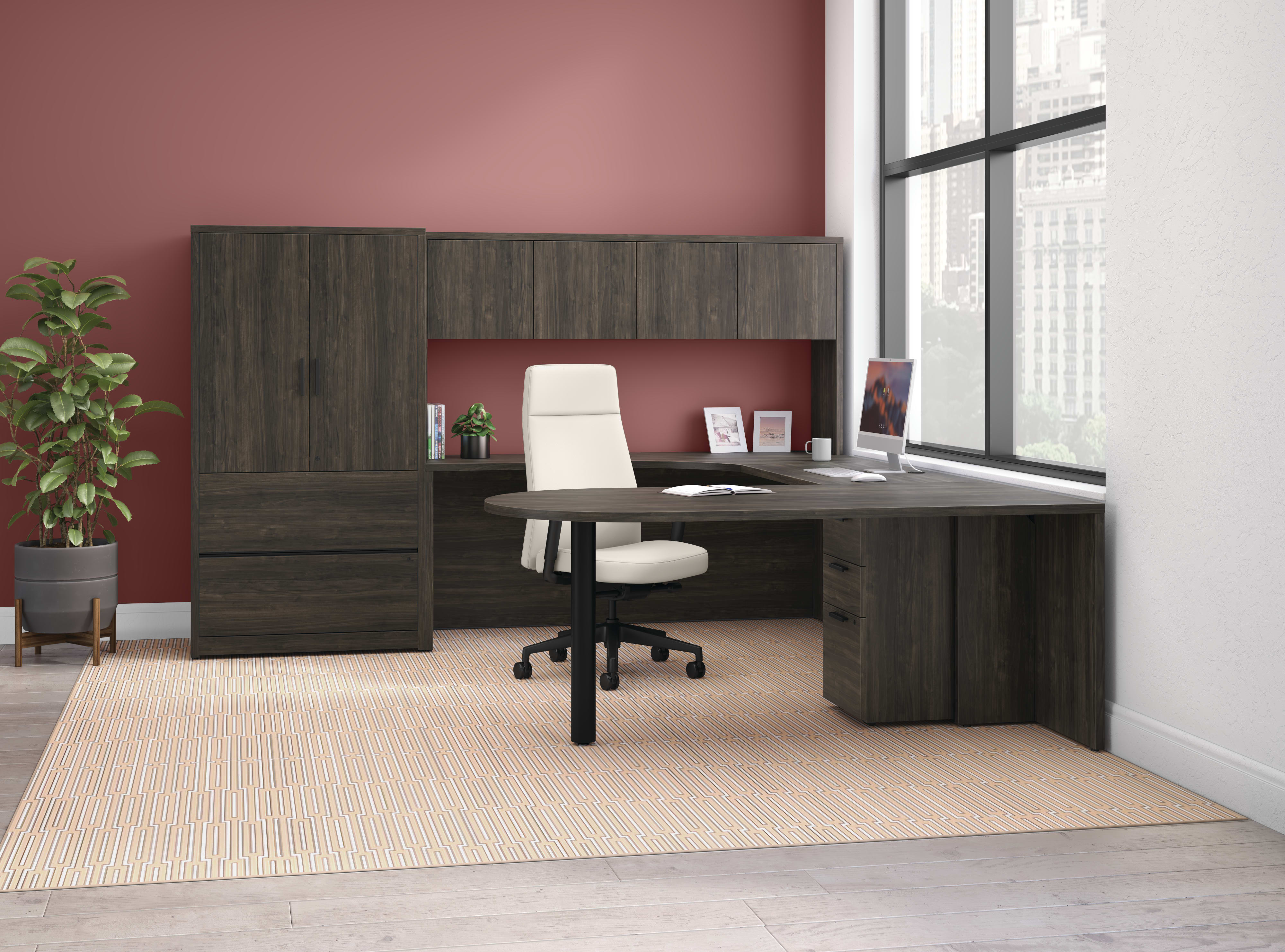 10500 Series U Station with Cofi Executive Task Chair.