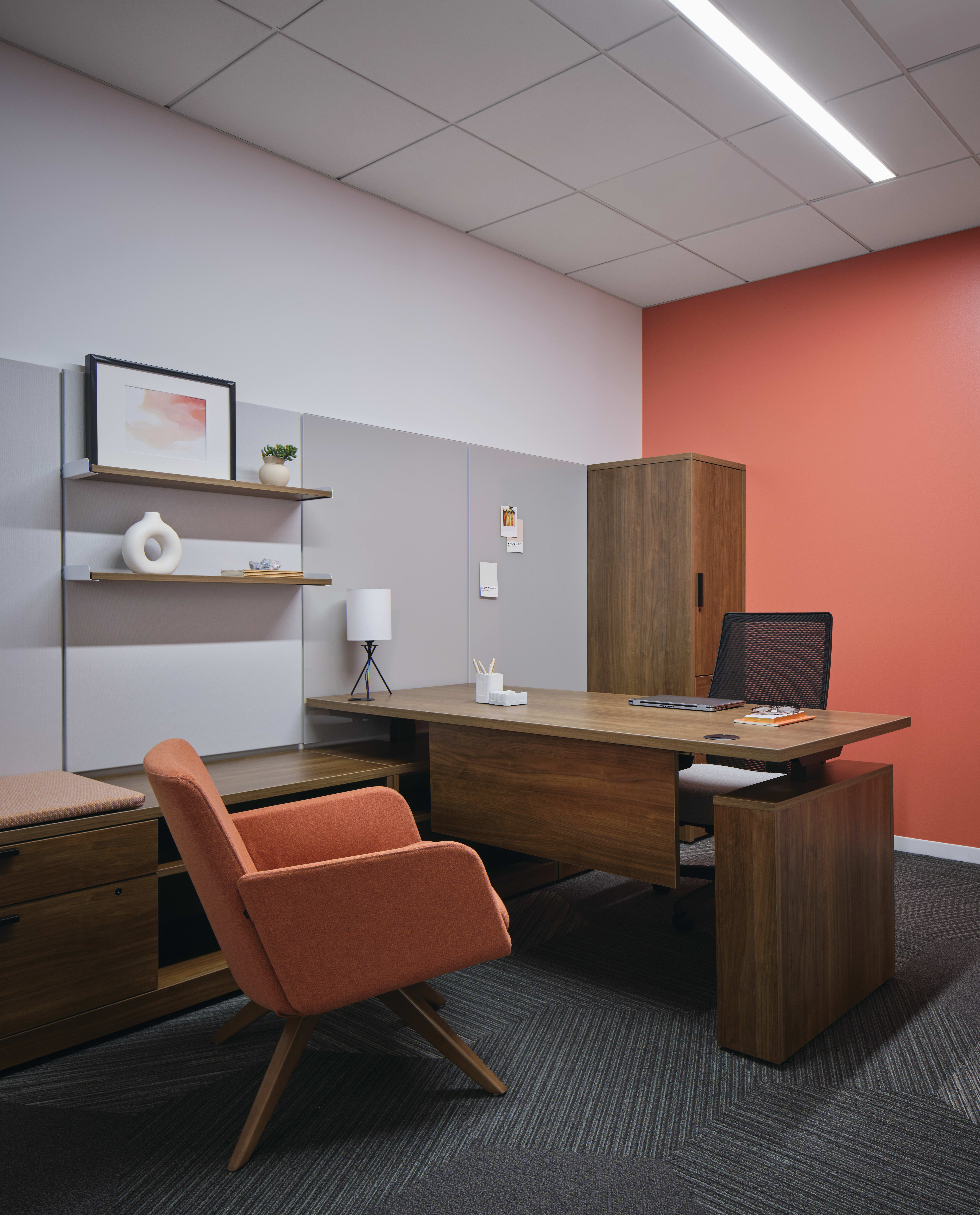 10500 series desk with Ignition 2.0 task chair and Mav midback lounge chair and workwall markerboard. 