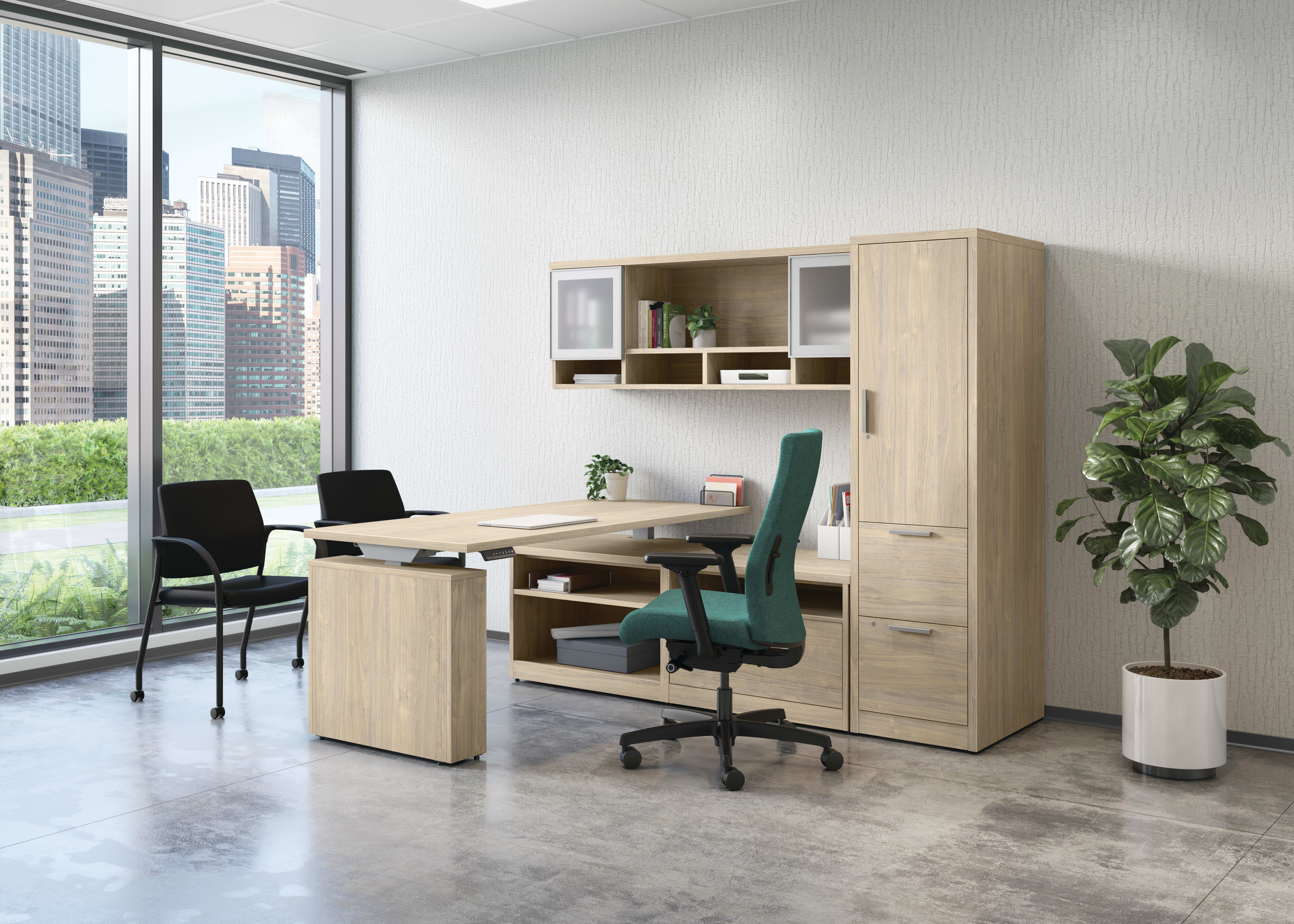 10500 Series Executive workstation with Ignition Task Chair and Multipurpose chair. 