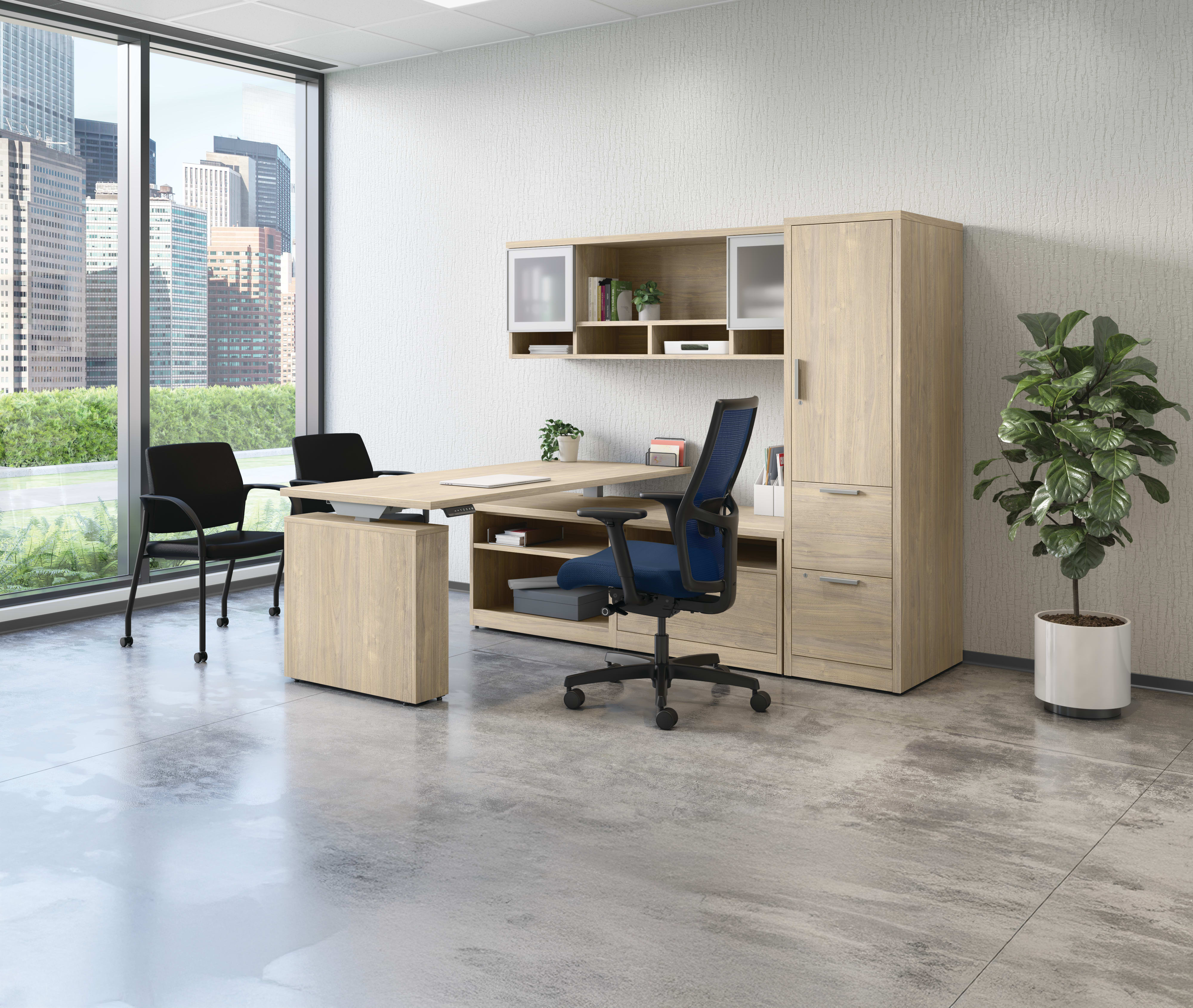 10500 Series Executive workstation with Ignition Task Chair and Multipurpose chairs. 