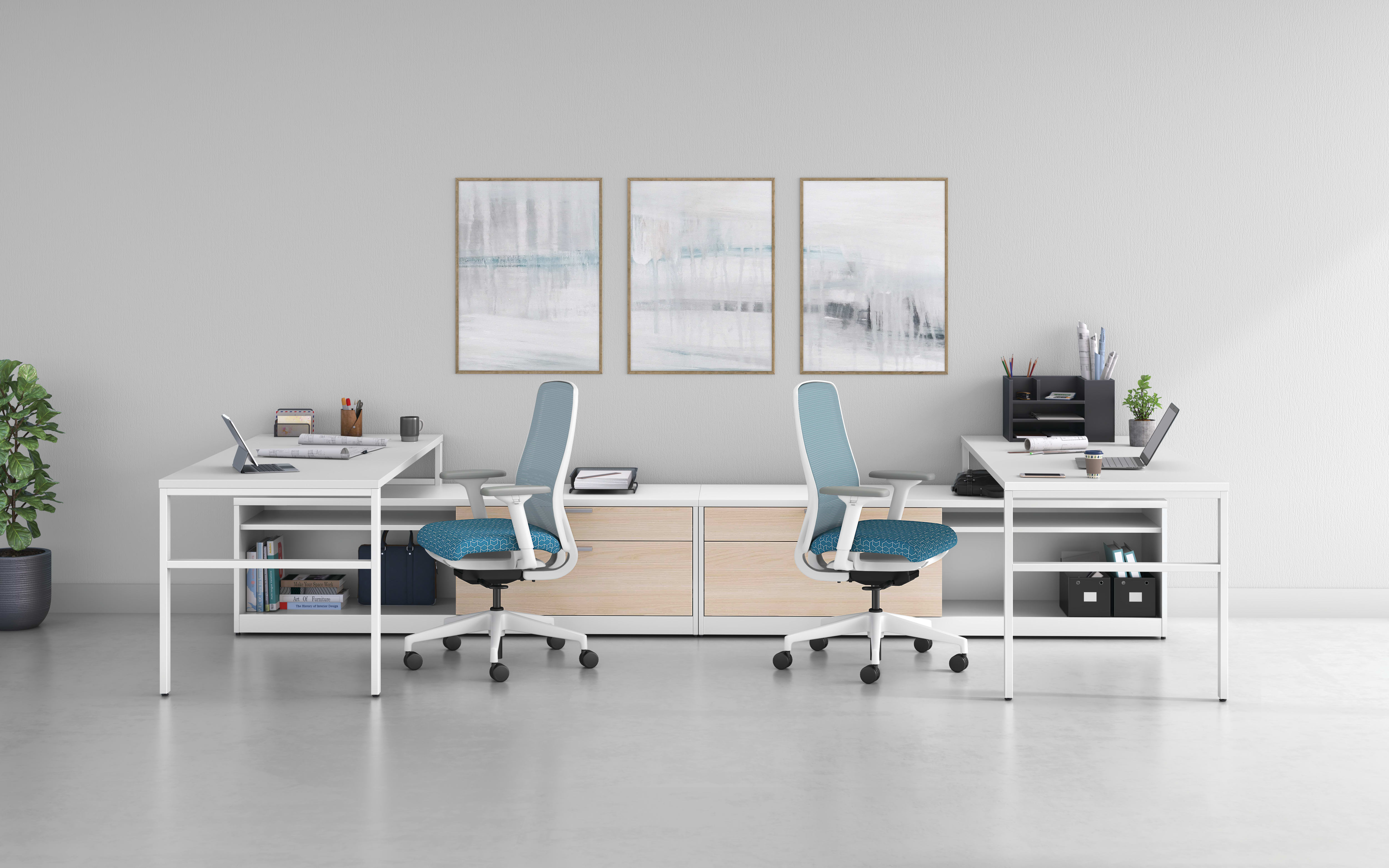 A shared 10500 Series workstation featuring Nucleus task seating.
