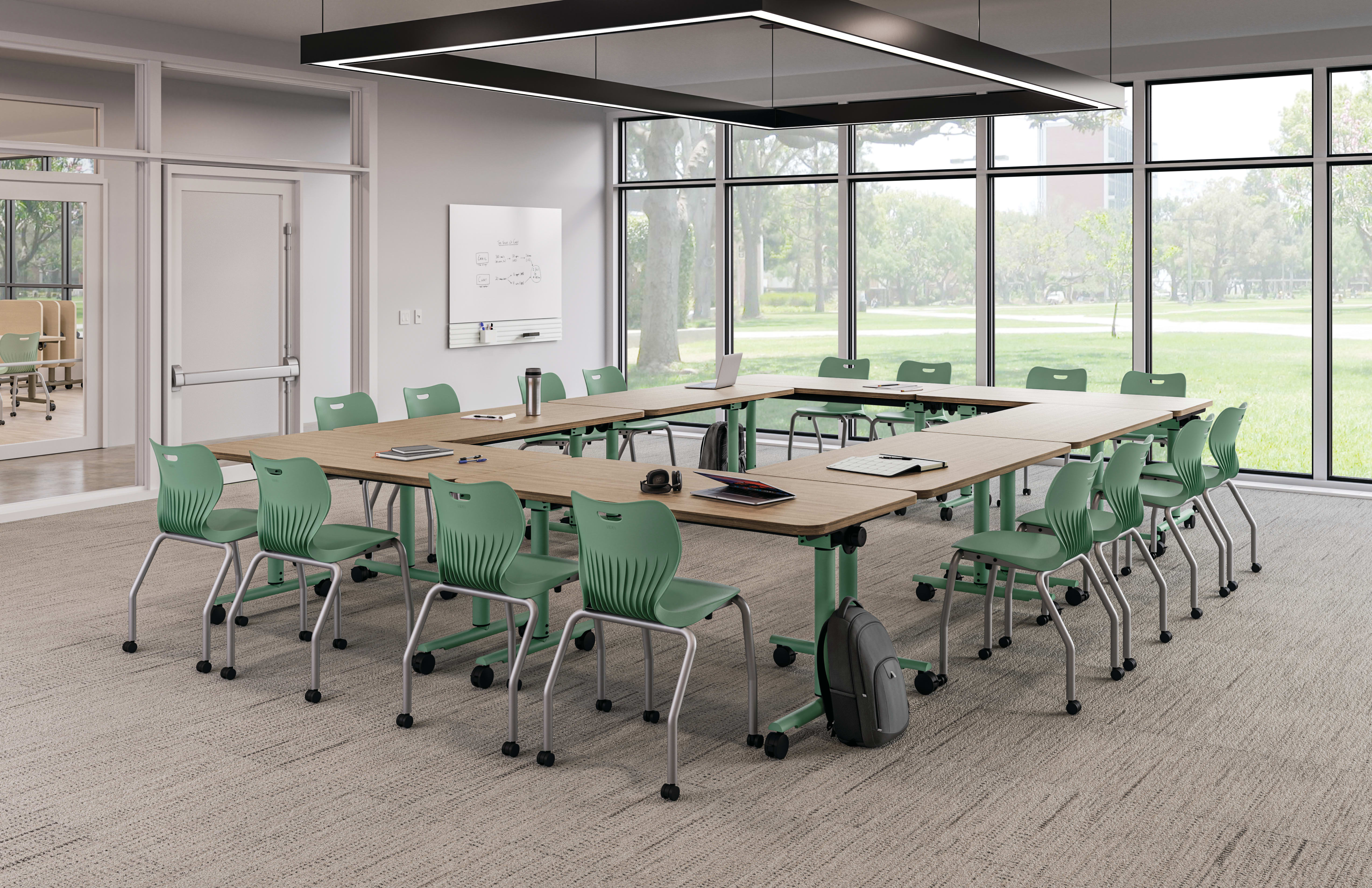 Higher education classroom featuring SmartLink chairs and Field Trip tables.