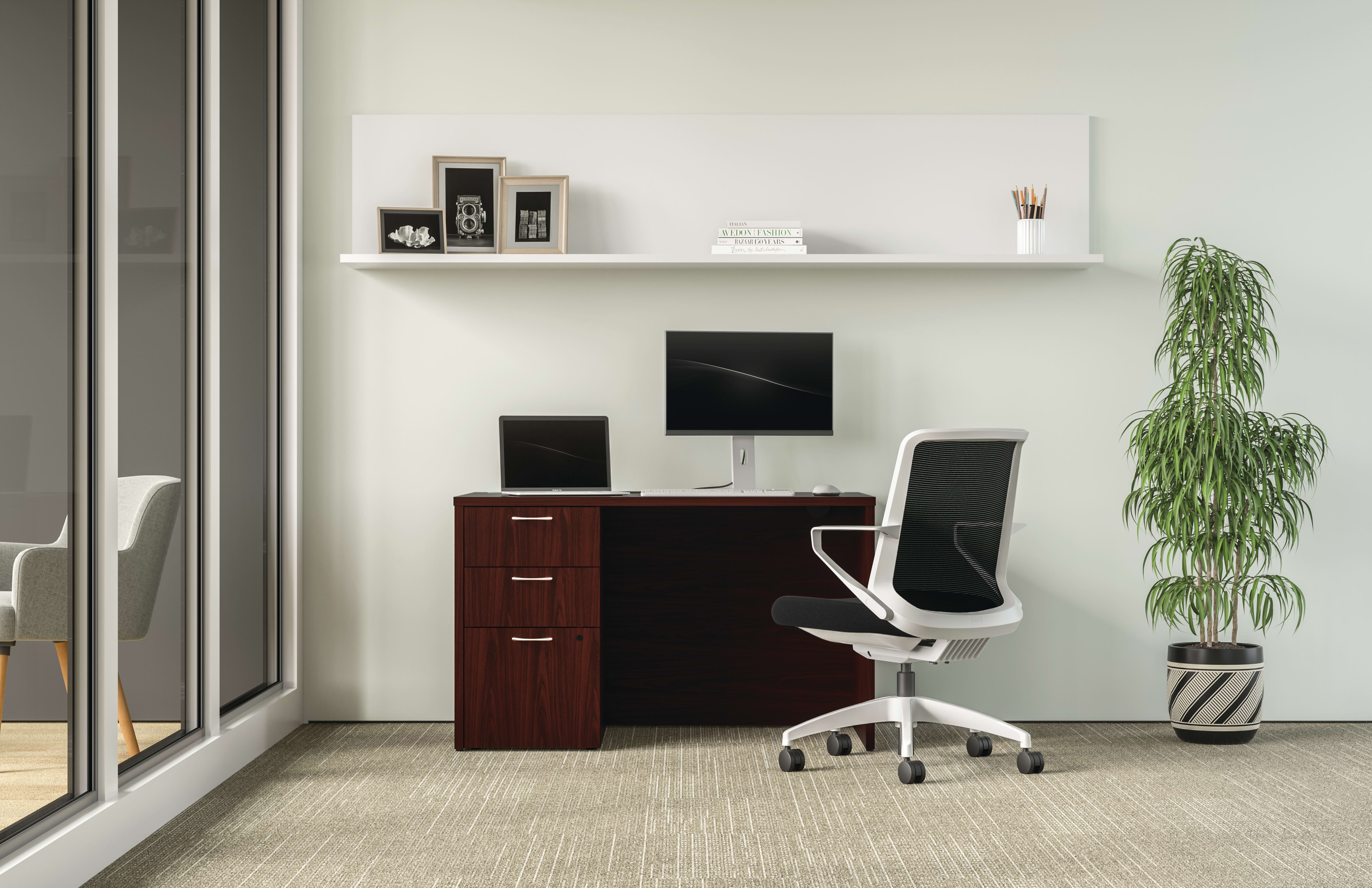 Mod in Traditional Mahogany with Cliq task chair