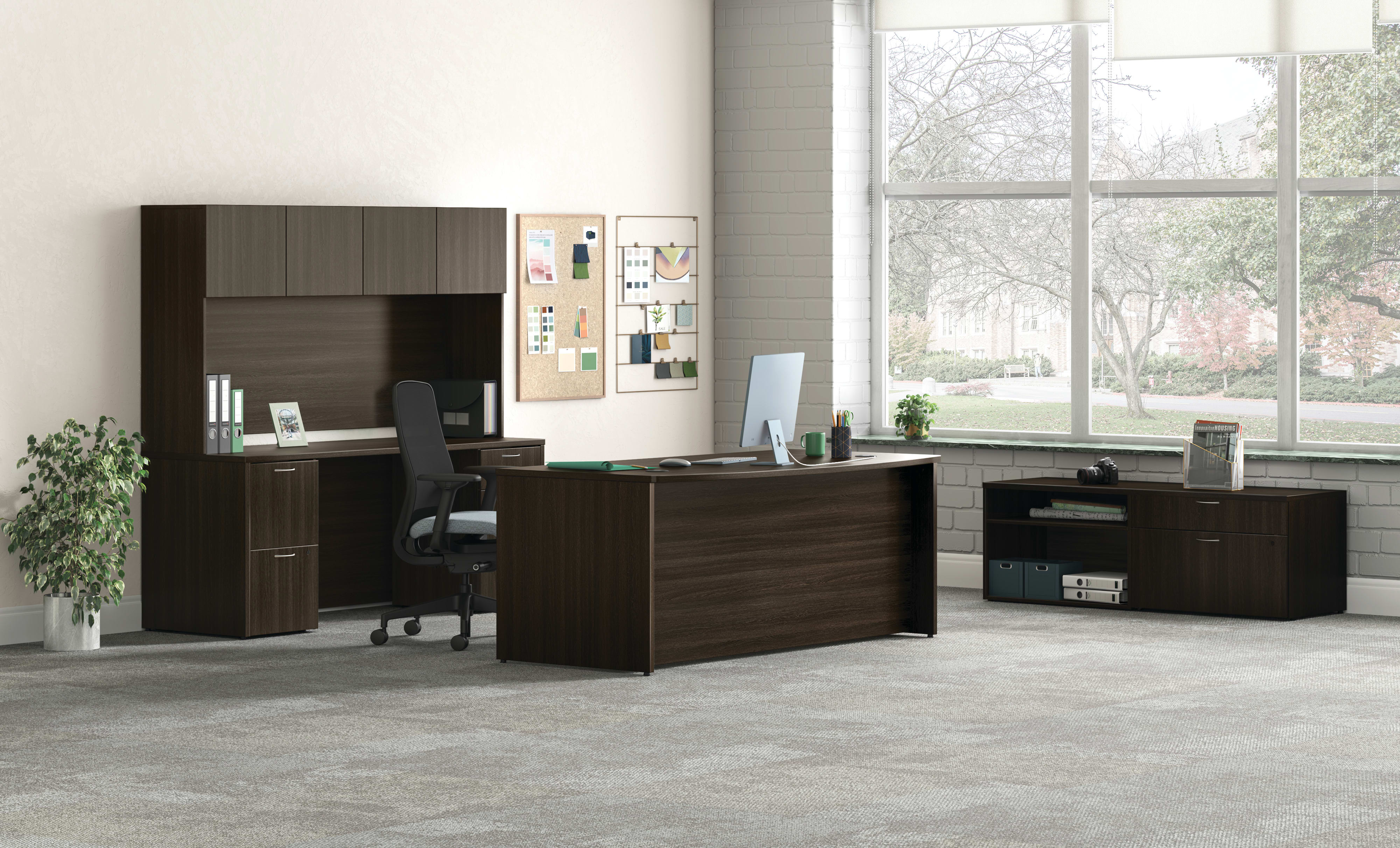 Mod desk with Nucleus seating.