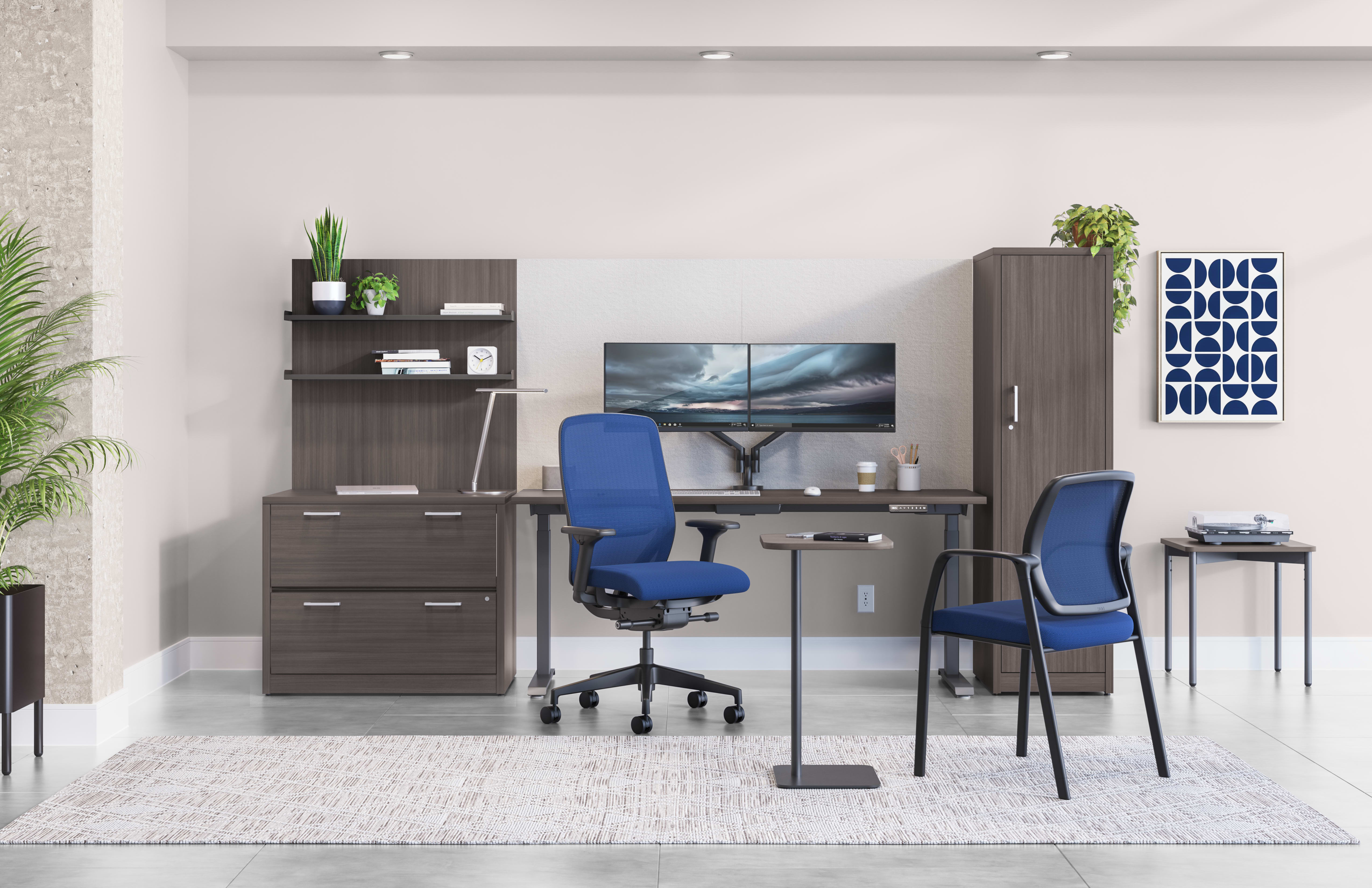 Nucleus Task and Guest seating with 10500 Series Desking.