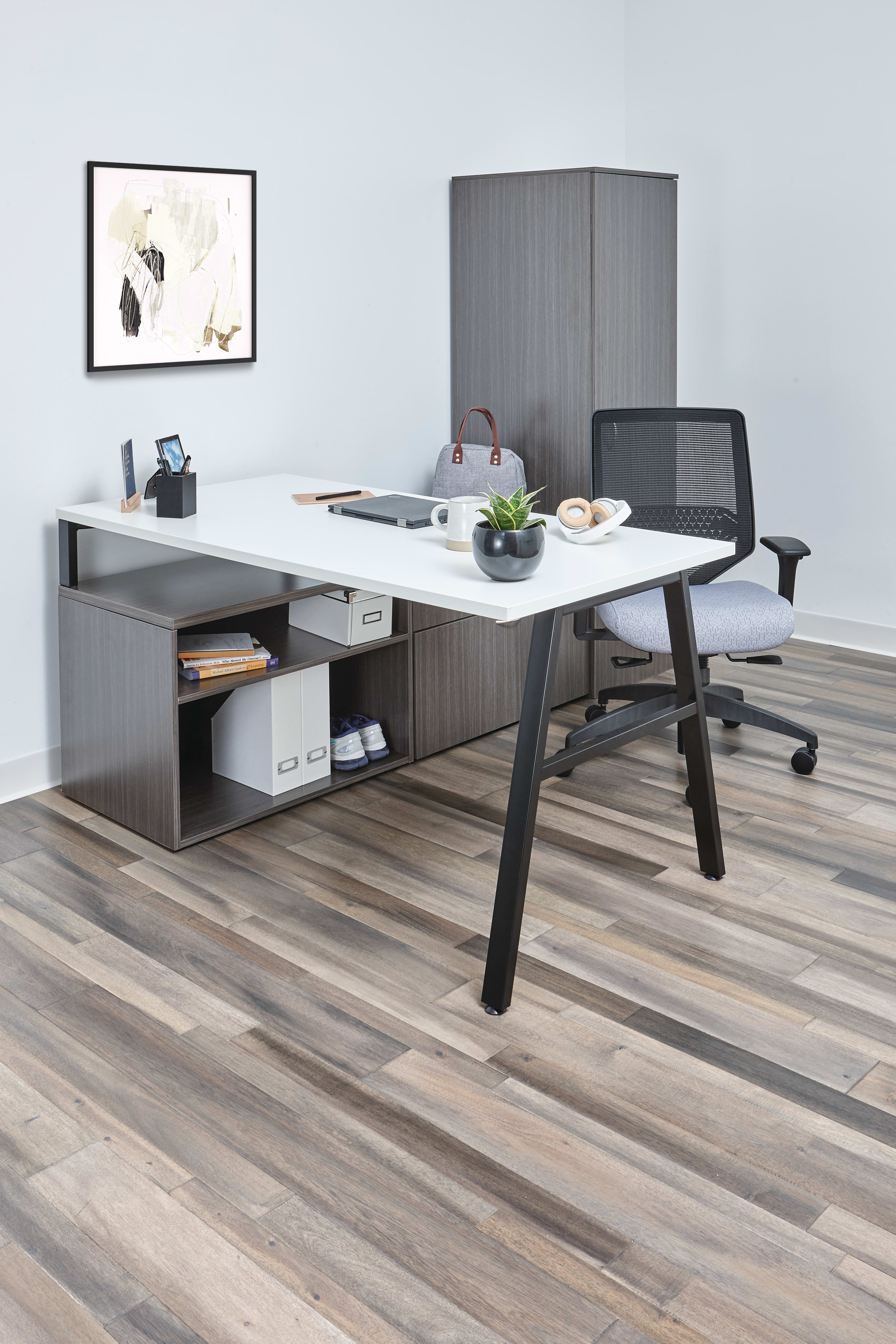 Mod desk in Slate Teak laminate with Solve seating.