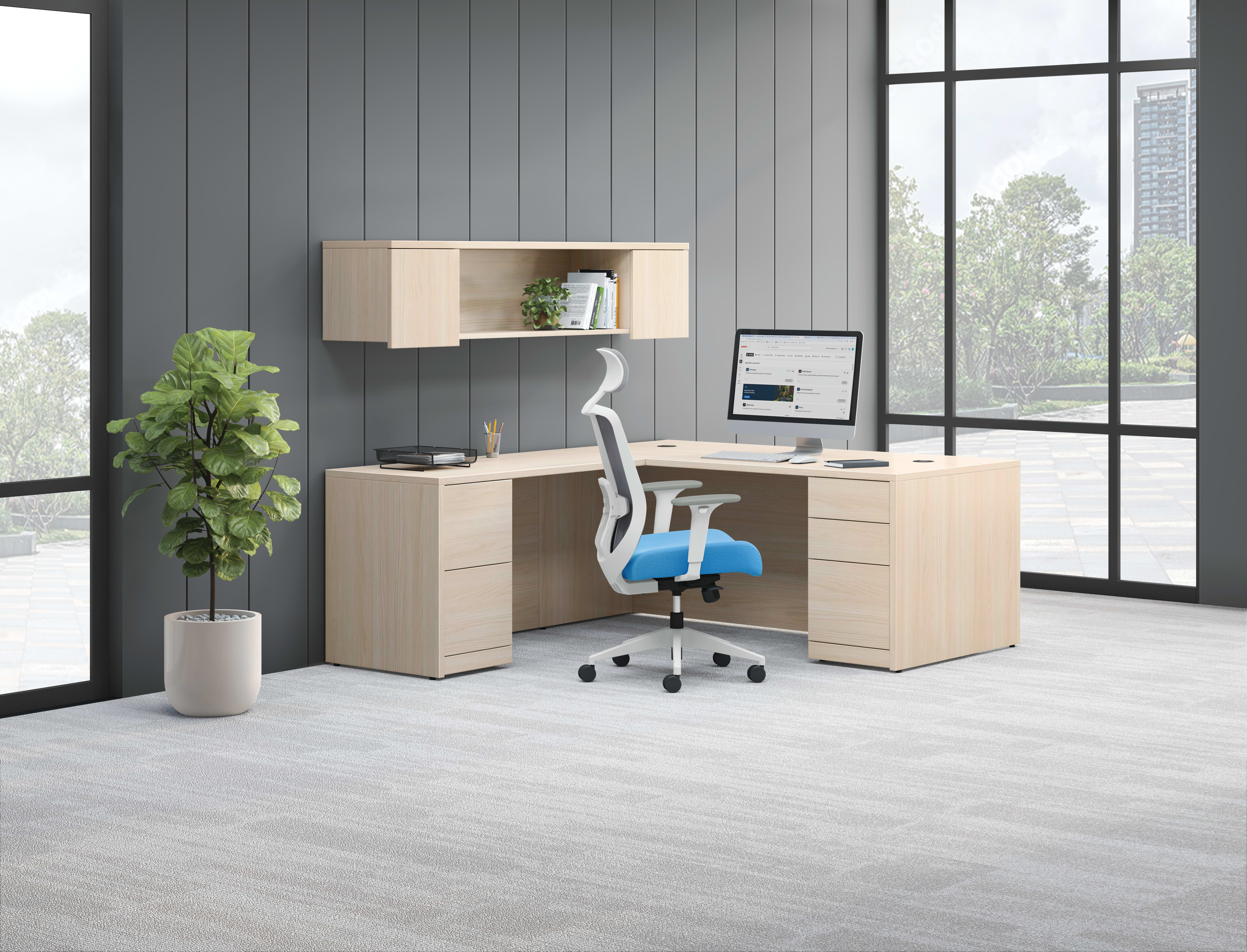 10500 Series L station with Altern Task Chair.