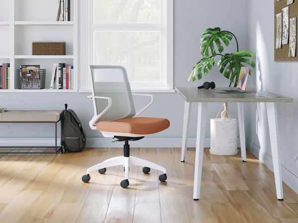 Cliq chair with Voi desk.