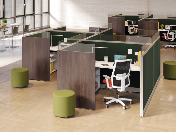 Accelerate workstations in a zig-zag layout featuring Gallery Panels in the open plan office.