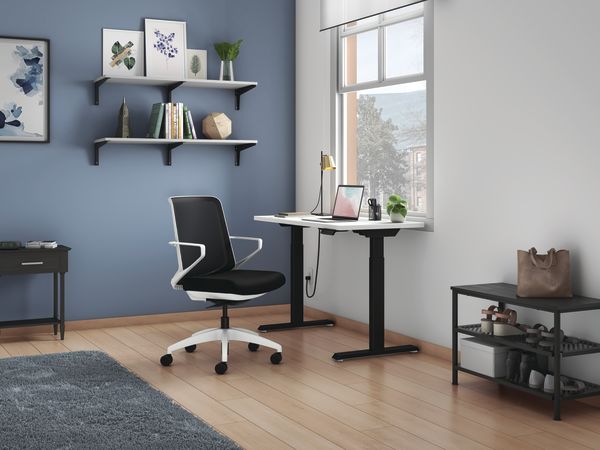 Cliq chair with Coordinate height adjustable desk