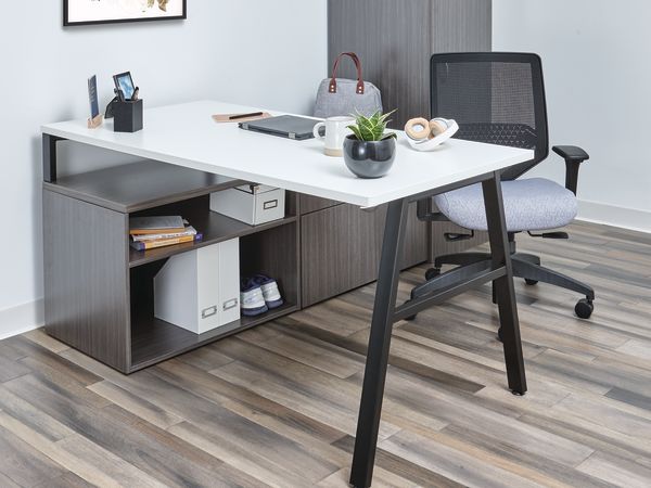 Mod desk in Slate Teak laminate with Solve seating.