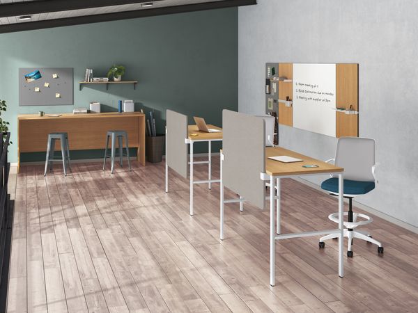 Universal Screens shown with 10500 Series, Workwall, Cliq Stool, and Preside table.