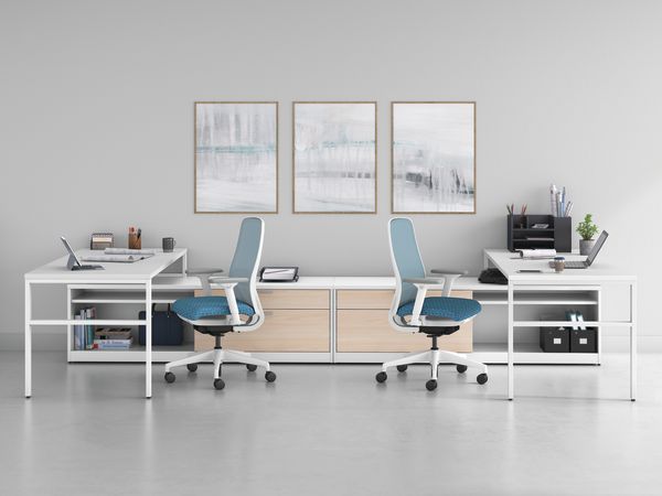 A shared 10500 Series workstation featuring Nucleus task seating.
