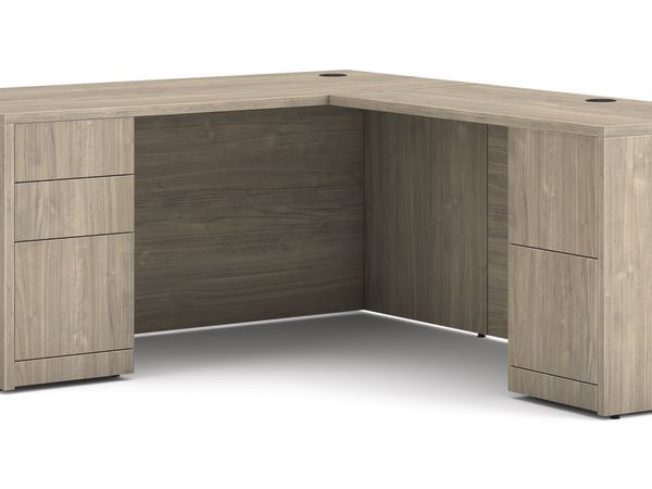 A 10500 Series L-station private desk arrangement.